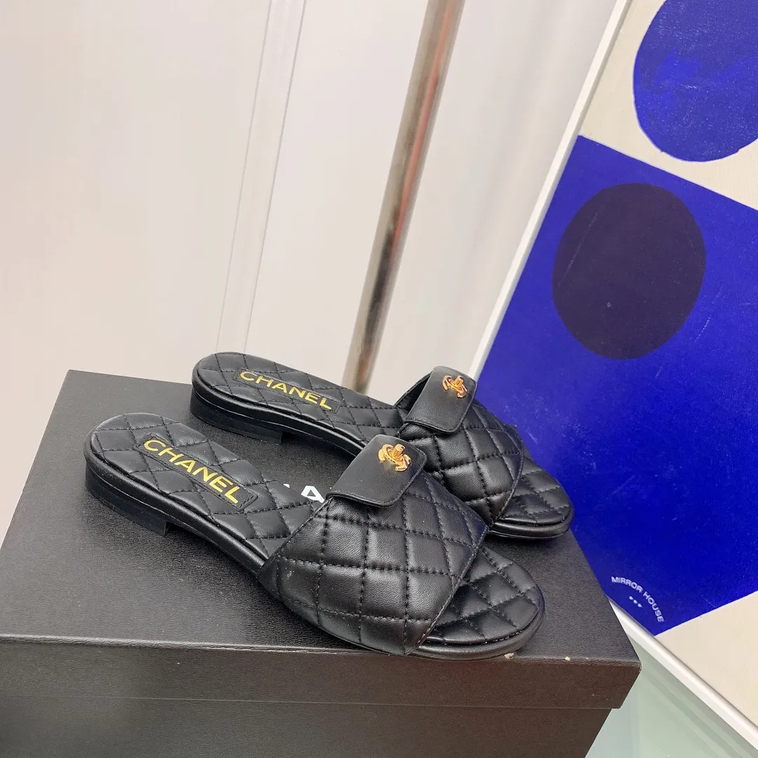 👟👟Ex-factory price 360👟👟 Women's Shoe Factory Chanel/Chanel 2022 Spring and Summer New Flat Slippers Original 1:1 Development Counter Quality Exclusive Mold Customization Logo Available for Inspection at All Counters on the Internet Very Comfortable on the Feet and Feels Great! ✔️Fabric: Italian imported sheepskin + original hardware buckle ✔️Inner lining: The feet are made of imported sheepskin ✔️Outsole: Italian imported genuine leather outsole ✔️Number of yards: 35-40 (41 can be customized)